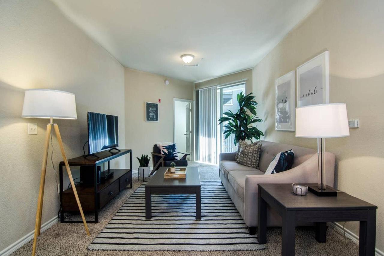 Apartment Walk To Downtown Memphis!